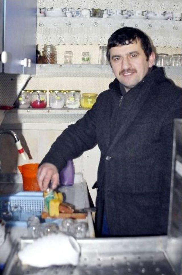 Yıkarken Kırılan Bardaklar Y&uuml;z&uuml;nden Hastanelik Olan &Ccedil;aycıdan İlgin&ccedil; Buluş 1