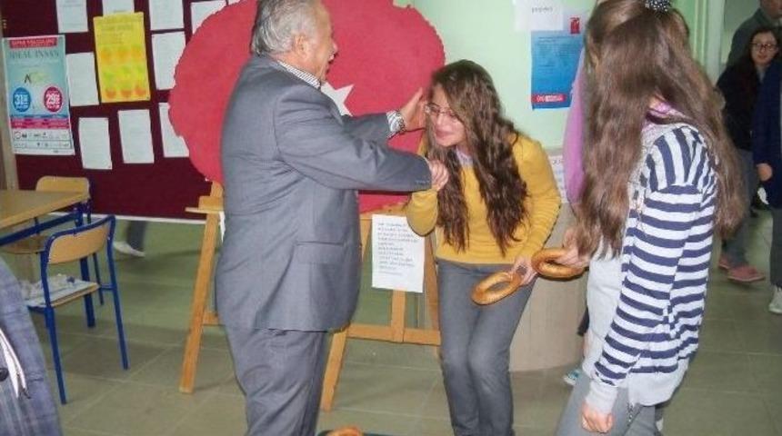Hayırseverden Adını Taşıyan Okulun &Ouml;ğrencilerine Simit İkramı