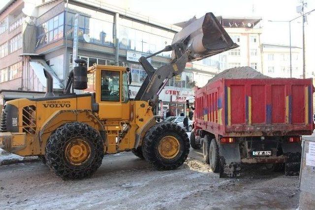 Hakkari Belediyesi’nden Karla Mücadele Çalışması