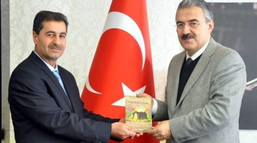 Yazar Bekir Ayg&uuml;l, Yeni Kitabını Vali Ayyıldız&rsquo;a Takdim Etti