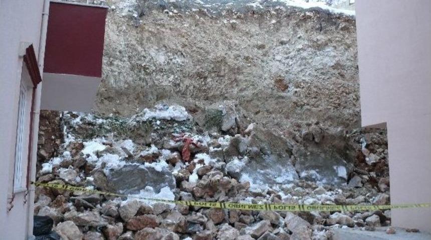 Eriyen Kar Suları Apartmanın İstinat Duvarını &Ccedil;&ouml;kertti