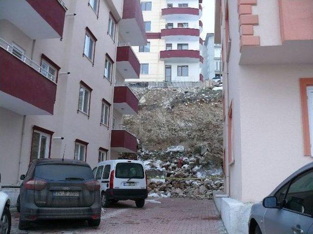 Eriyen Kar Suları Apartmanın İstinat Duvarını Çökertti