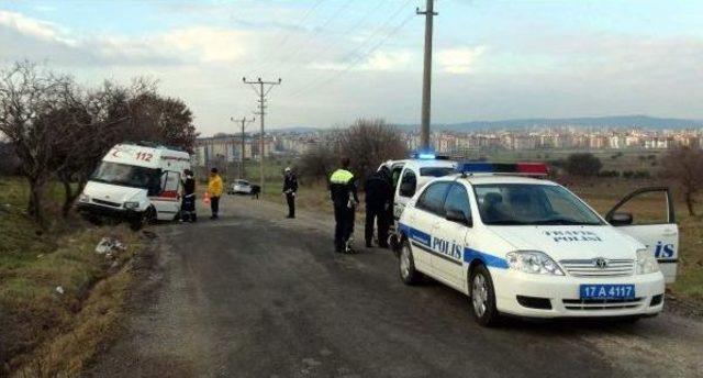 Freni Tutmayan Ambulans Önündeki Polis Otosuna Çarptı