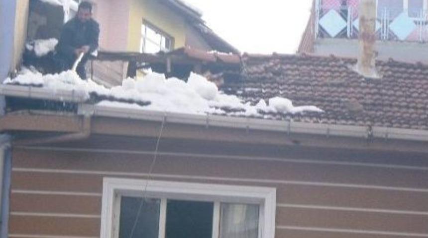Biriken Kar Bacayı Yıkınca &Ccedil;atı &Ccedil;&ouml;kt&uuml;