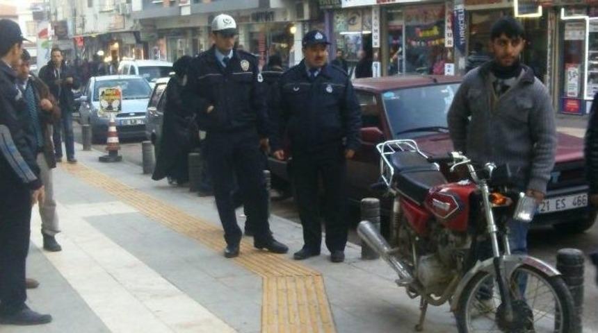 Kaldırım &Uuml;zerine Park Edilen Motosikletler Kaldırıldı