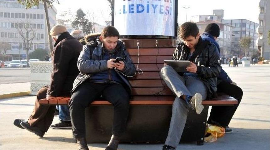 Bağcılar&rsquo;da Şarj Eden Akıllı Banklar