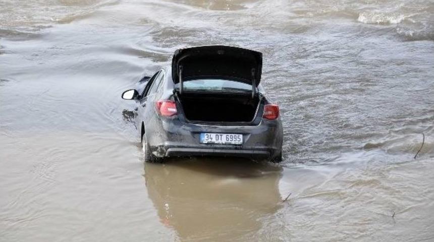 Kiraladığı Otomobille Kızılırmak&rsquo;a U&ccedil;tu