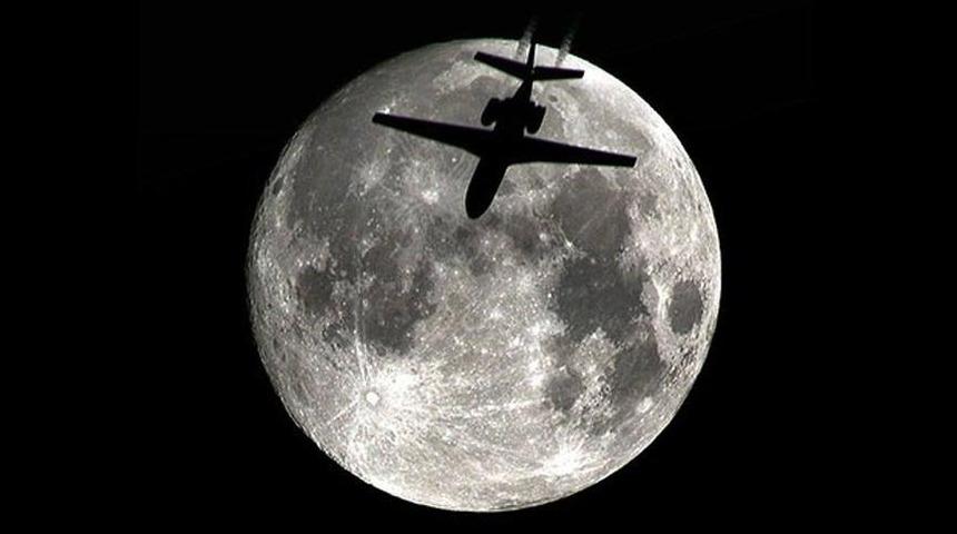 Tüm dünya Kanlı Ay tutulmasını izlerken dikkat çeken görüntü