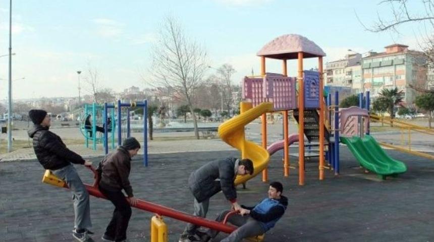 Tekirdağ&rsquo;da G&uuml;neş Y&uuml;z&uuml;n&uuml; G&ouml;sterince Parklar Doldu