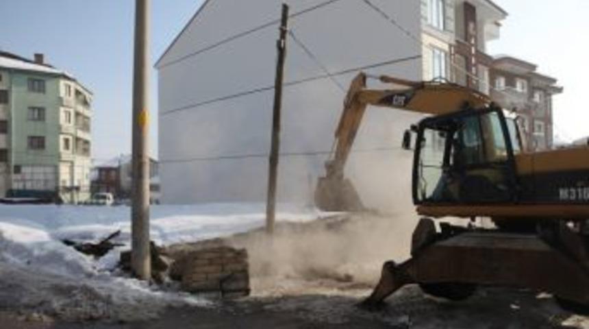 Bolu&rsquo;da Ruhsatsız Yapılar Yıkılıyor