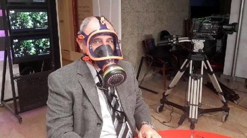 Hava Kirliliğine Dikkat &Ccedil;ekmek I&ccedil;in Haberleri Gaz Maskesiyle Sundu