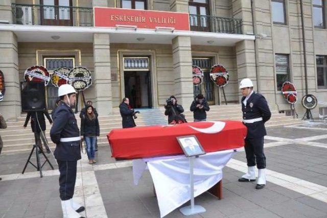 Vali Tuna'dan Yardımcısı Yıldırım'ın Tabutuna Karanfil