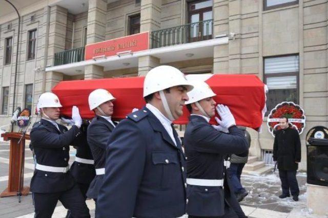 Vali Tuna'dan Yardımcısı Yıldırım'ın Tabutuna Karanfil