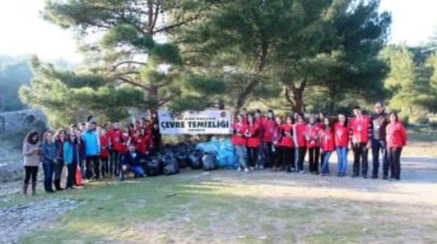 64 Torba &Ccedil;&ouml;p Topladılar