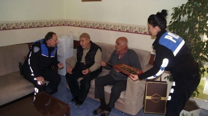 Polislerden Huzurevi Ve Sakatlar Derneği&rsquo;ne Ziyaret