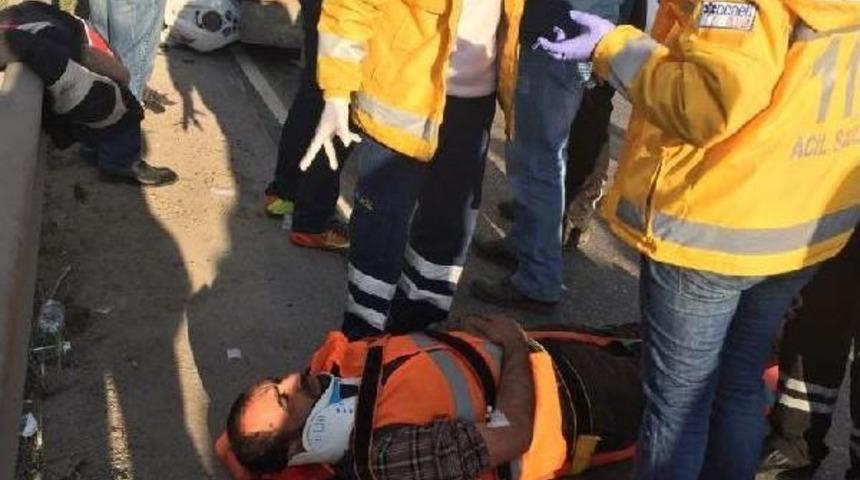 Motosiklet, Kaza Yapanlara Yardıma Giden Iş&ccedil;ilerin Arasına Daldı: 5 Yaralı