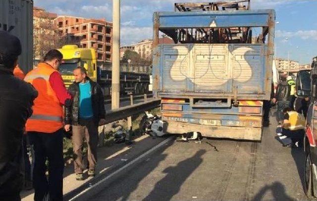 Motosiklet, Kaza Yapanlara Yardıma Giden Işçilerin Arasına Daldı: 5 Yaralı