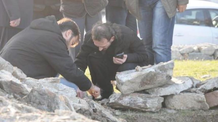 Aydınlatma Direği I&ccedil;in A&ccedil;ılan &Ccedil;ukurdan &Ccedil;ıkan Kemiklere Inceleme