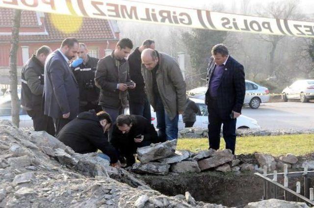 Aydınlatma Direği Için Açılan Çukurdan Çıkan Kemiklere Inceleme