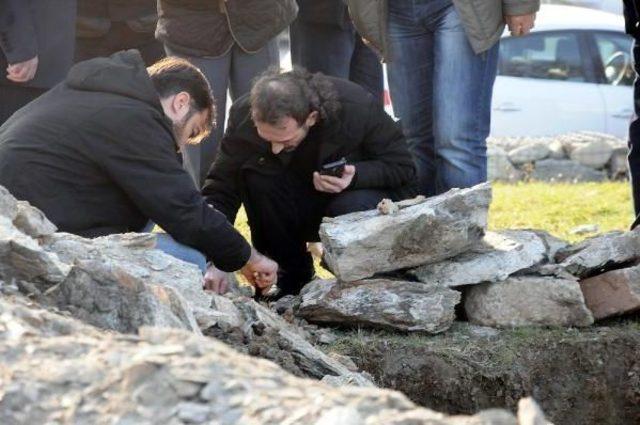 Aydınlatma Direği Için Açılan Çukurdan Çıkan Kemiklere Inceleme