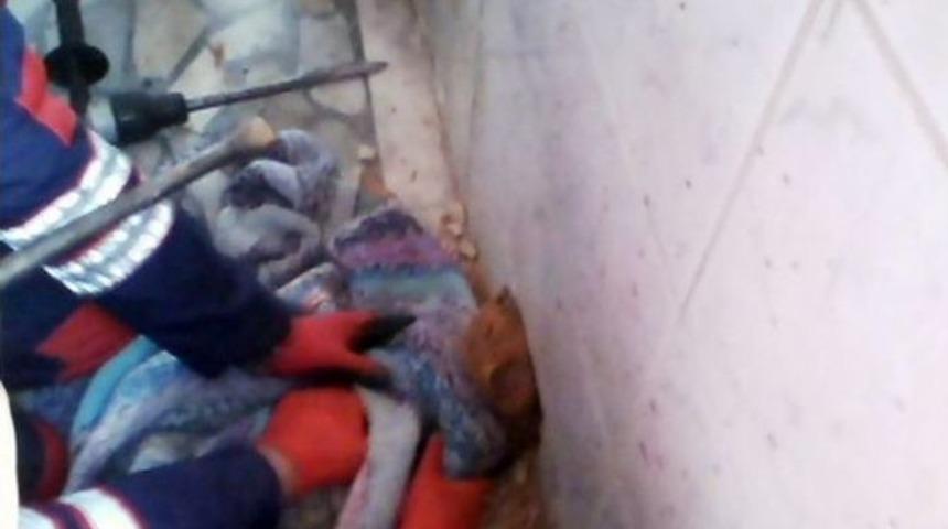 Su Giderine Kafası Sıkışan Kediyi İtfaiye Kurtardı