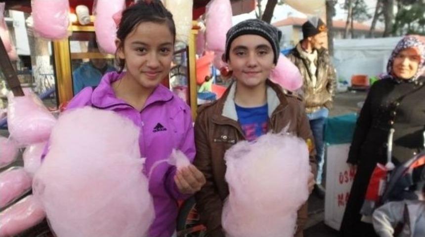 Burhaniye&rsquo;de Pamuk Şeker Demirel Ailesine Ge&ccedil;im Kaynağı Oldu