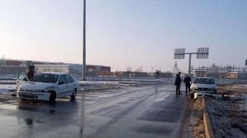 &Ccedil;ifteler Kavşağında Trafik Kazası