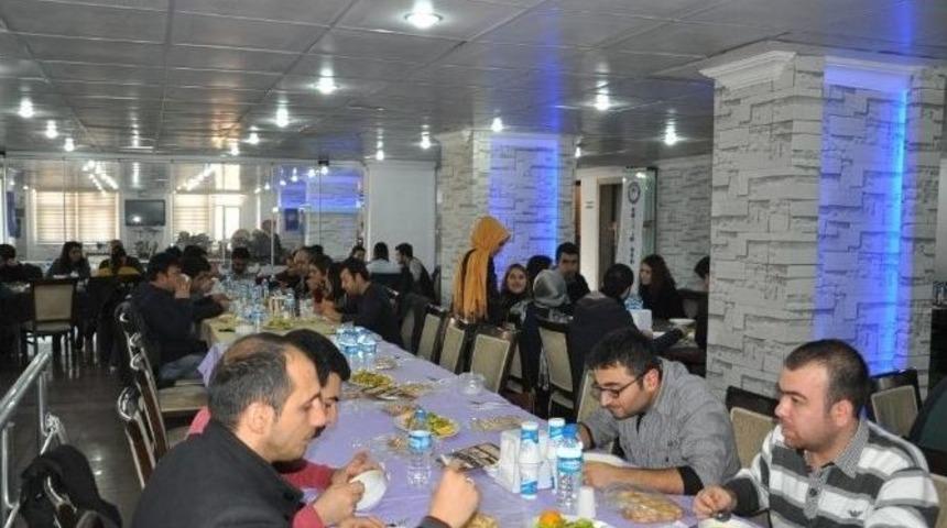 Silopi Eğitim Bir-sen &Uuml;yeleri Kaynaşma Yemeğinde Bir Araya Geldi