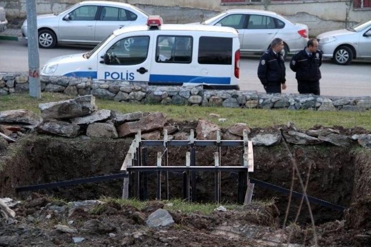 Reklam Tabelasının Altından Kemikler &Ccedil;ıktı