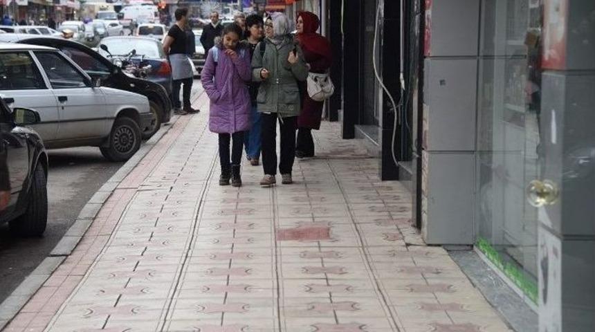 Aliağa&rsquo;da Kaldırımlar Yayalara Ait