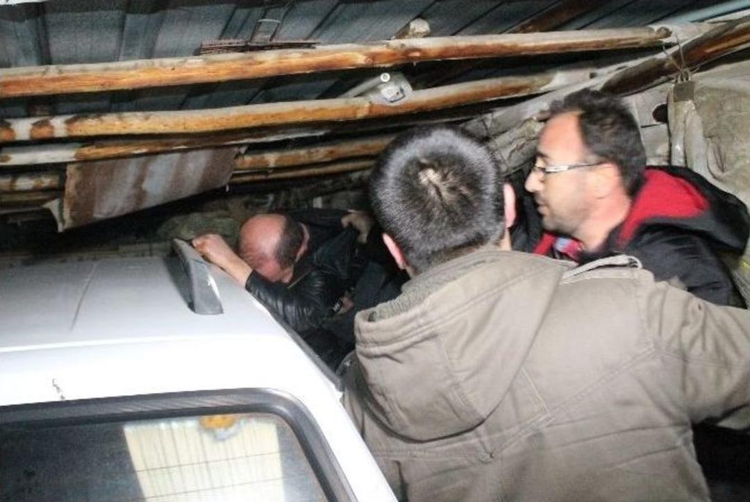 Aranan Ş&uuml;pheli, Kovalamaca Sonunda Ara&ccedil; Garajında Yakalandı
