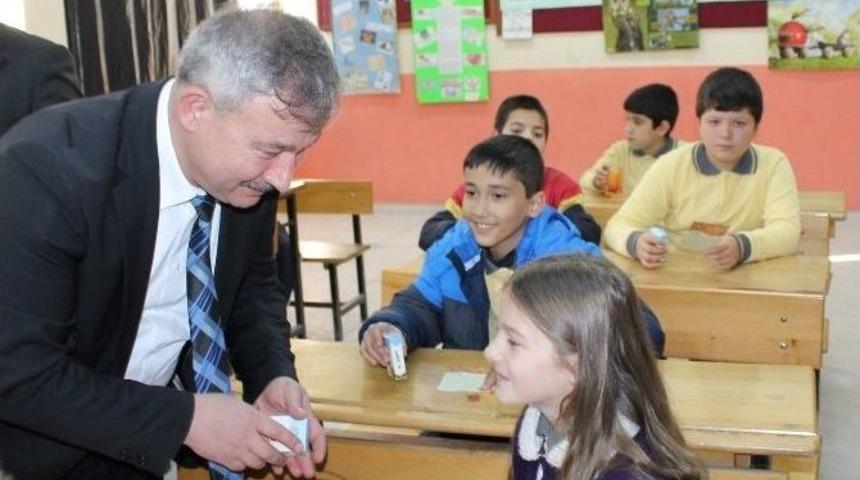 &Ouml;ğrencilere Kuru &Uuml;z&uuml;m Dağıtıldı