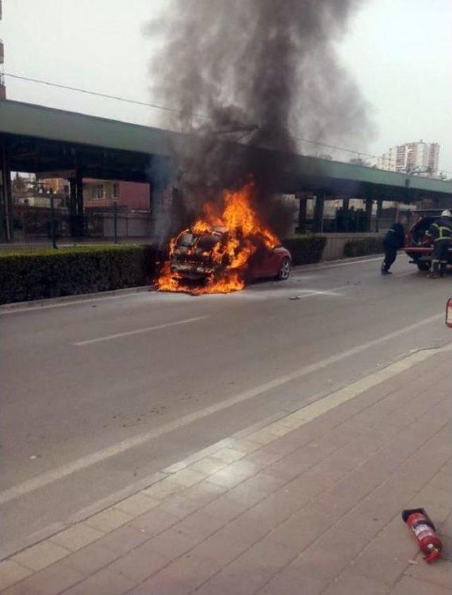 Sürücüsünün Terk Ettiği Yanan Lpg'li Otomobili Çevredekiler Durdurdu