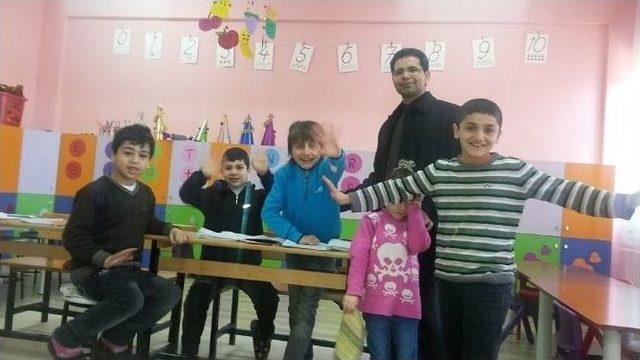 &Ccedil;elik, &Ouml;zel Eğitim Sınıfındaki Otistik &Ccedil;ocukları Ziyaret Etti 1