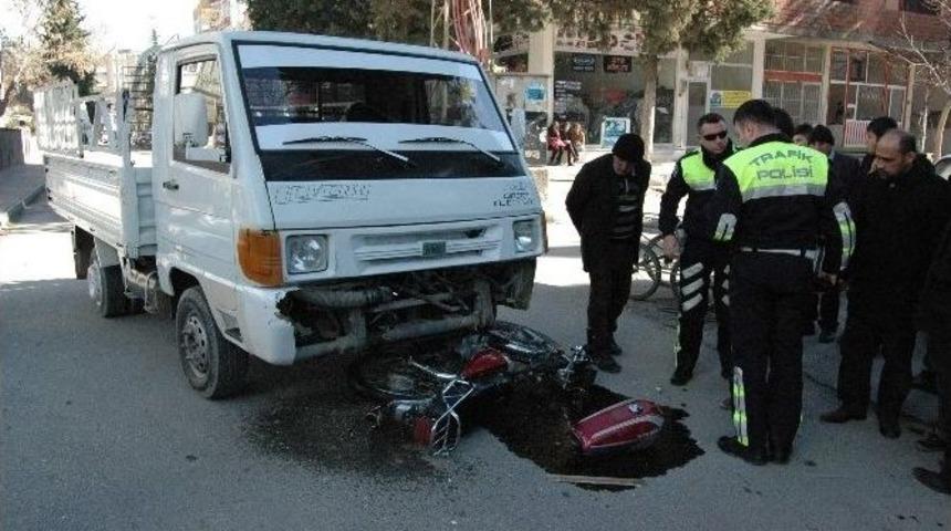 Motosikletle Kamyonet &Ccedil;arpıştı: İki Yaralı