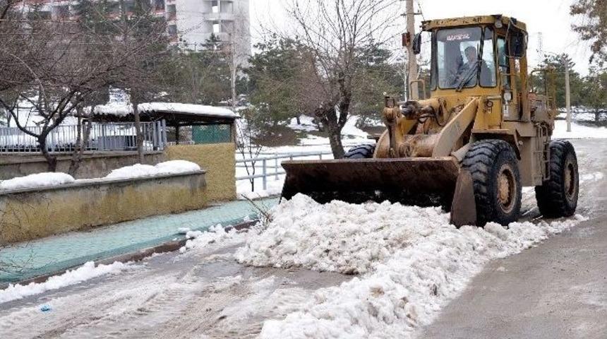 Tepebaşı Sokaklarında Kar Temizleme &Ccedil;alışmaları S&uuml;r&uuml;yor