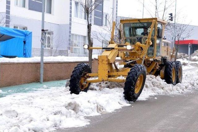 Tepebaşı Sokaklarında Kar Temizleme Çalışmaları Sürüyor