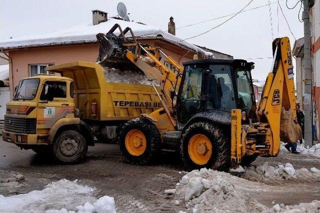 Tepebaşı Sokaklarında Kar Temizleme Çalışmaları Sürüyor