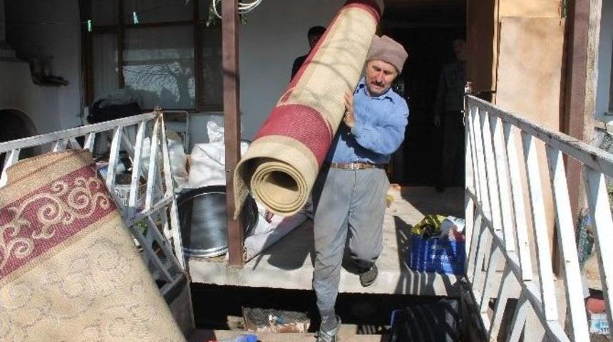Kumluca&rsquo;da Heyelan Tehditi Evleri Boşaltıyor