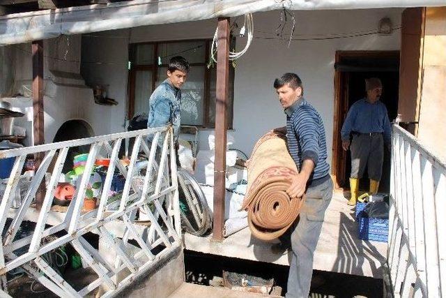 Kumluca’da Heyelan Tehditi Evleri Boşaltıyor