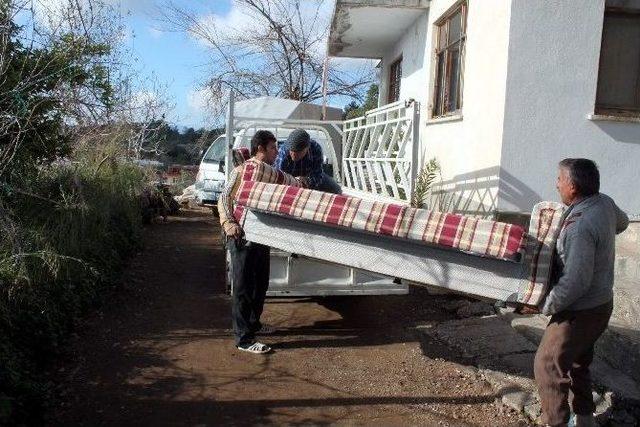 Kumluca’da Heyelan Tehditi Evleri Boşaltıyor