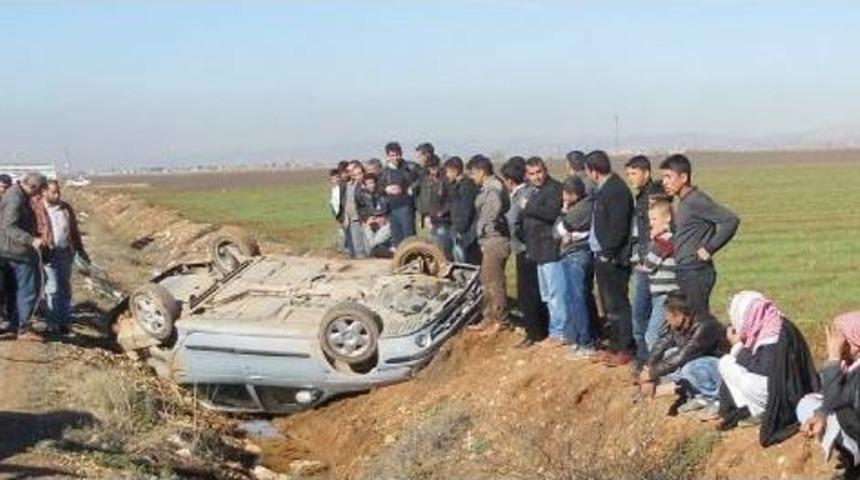 Şanlıurfa&rsquo;Da Devrilen Otomobilin S&uuml;r&uuml;c&uuml;s&uuml; Yaralandı