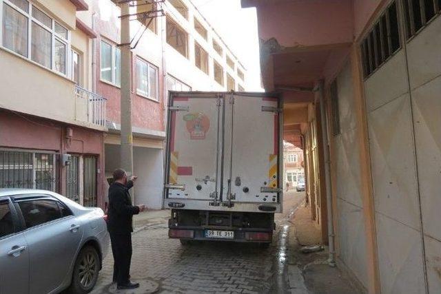 Kamyon Apartmana Sıkıştı 1