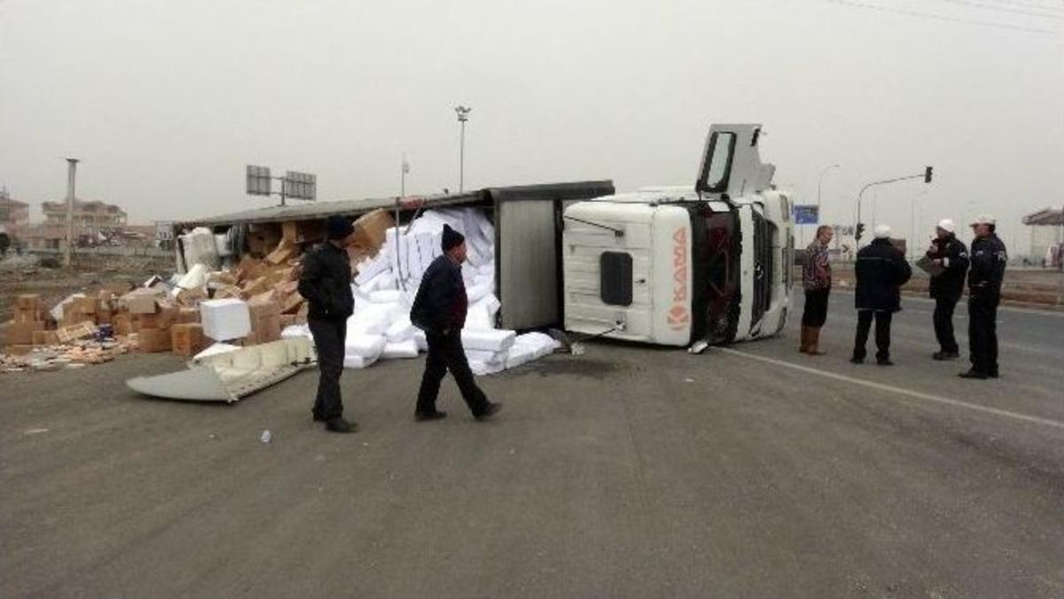 Otomobile &Ccedil;arpmamak İ&ccedil;in Tır&rsquo;ı Devirdi