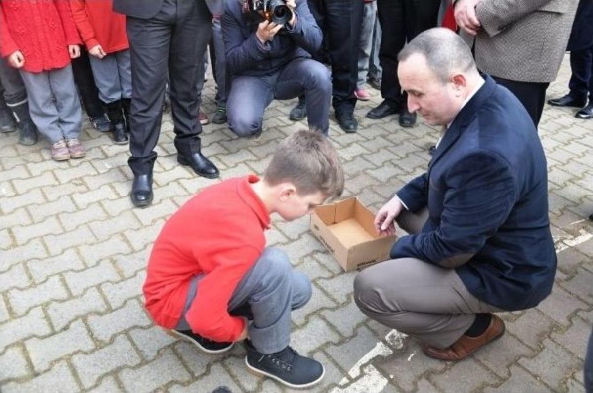 Bir &Ccedil;ift Ayakkabı Minik &Ouml;ğrencilerin Mutluluğu Oldu