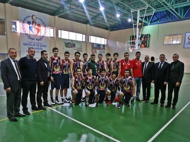 Rize’de Basketbol Gençler Grup Müsabakaları Sona Erdi