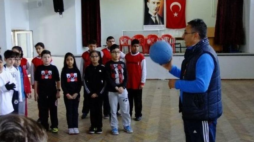 Gkv&rsquo;liler İletişimde Engel Tanımıyor