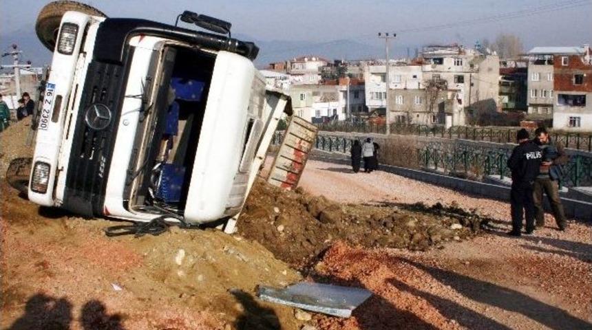Bursa&rsquo;da Dere Kenarında &Ccedil;alışma Yapan Kamyon Devrildi