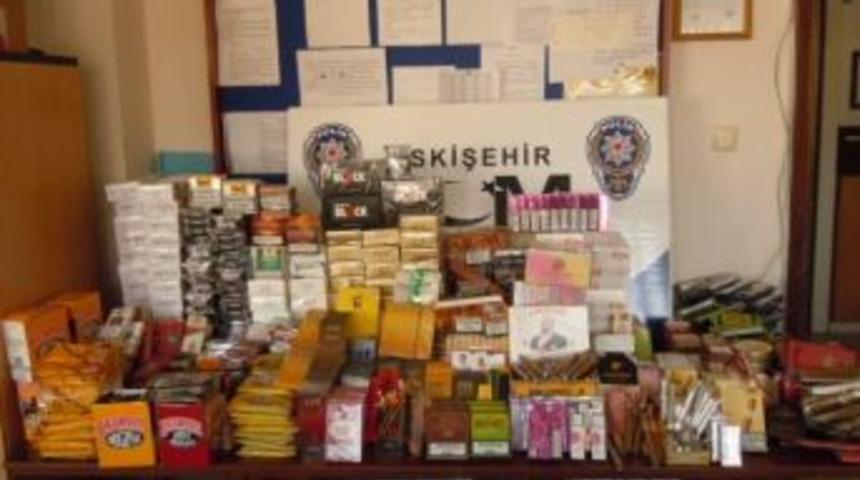 Eskişehir Polisinden Ka&ccedil;ak T&uuml;t&uuml;n Ve Sigara Operasyonu