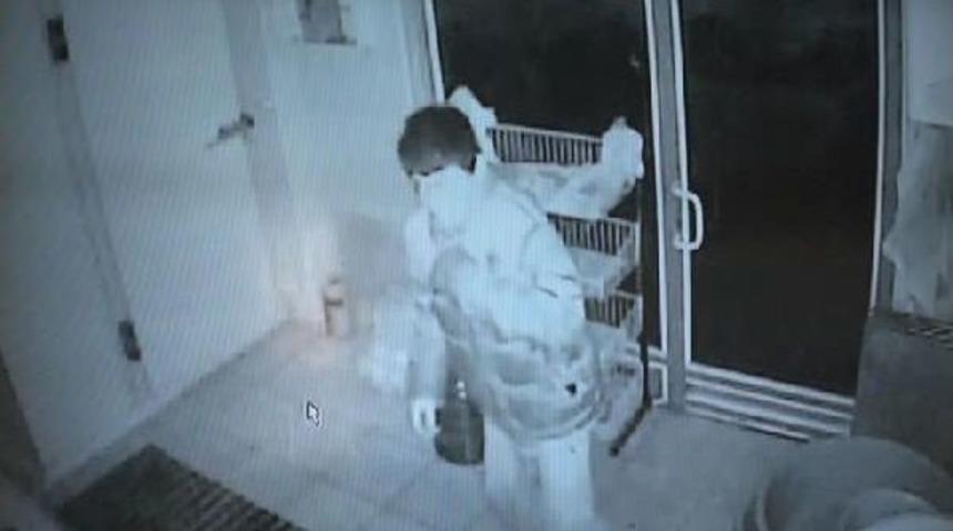 G&uuml;venlik Kamerasına G&ouml;r&uuml;nce Y&uuml;z&uuml;n&uuml; Gizledi, Alarm &Ccedil;alınca Ka&ccedil;tı